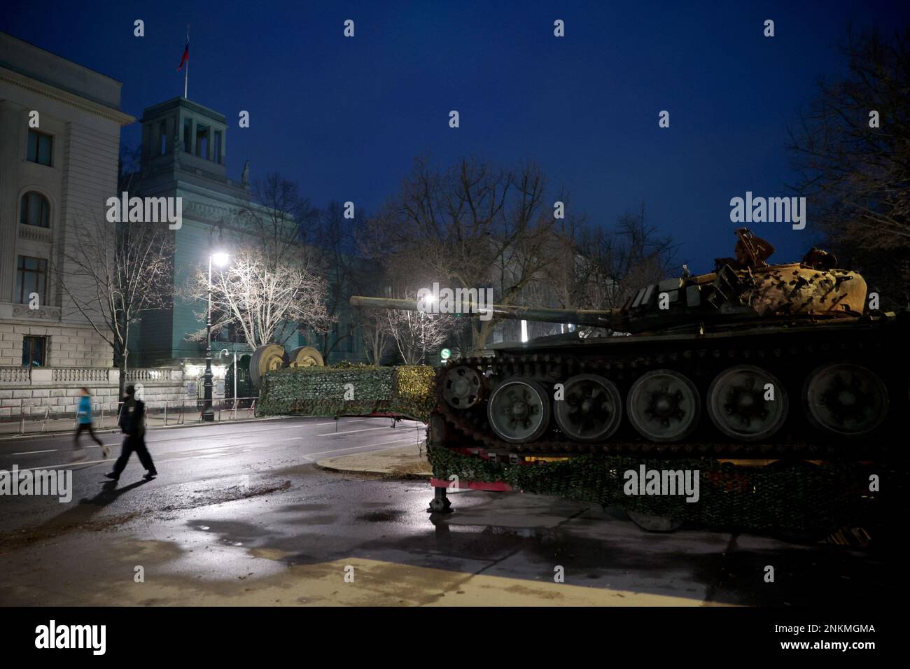 Berlin, Allemagne. 24th févr. 2023. Un char russe T-72 détruit en Ukraine se trouve sur une remorque devant l'ambassade de Russie Unter den Linden. Cette action est le signe de notre protestation contre la guerre de la Russie et devrait exprimer notre solidarité avec l'Ukraine. L'armée russe avait envahi l'Ukraine le 24.02.2022. Credit: Carsten Koall/dpa/Alay Live News Banque D'Images