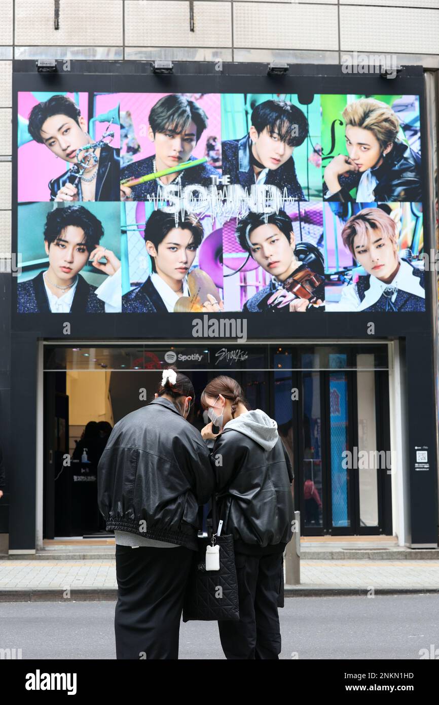 Un panneau publicitaire du groupe de garçons sud-coréen Stray Kids est visible dans le quartier commerçant de Shibuya à Tokyo, au Japon, sur 24 février 2023. Credit: Yohei Osada/AFLO/Alay Live News Banque D'Images