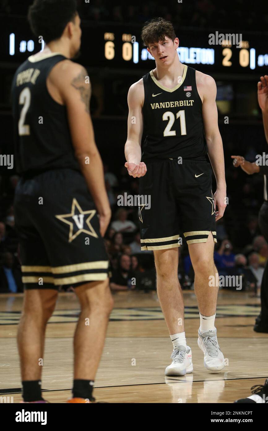 NASHVILLE, TN - MARCH 01: Vanderbilt Commodores center Liam Robbins (21) reacts to being called for his second foul in the first half during a game between the Vanderbilt Commodores and Florida Gators, March 1, 2022, at Memorial Gymnasium in Nashville, Tennessee. (Photo by Matthew Maxey/Icon Sportswire) (Icon Sportswire via AP Images) Banque D'Images
