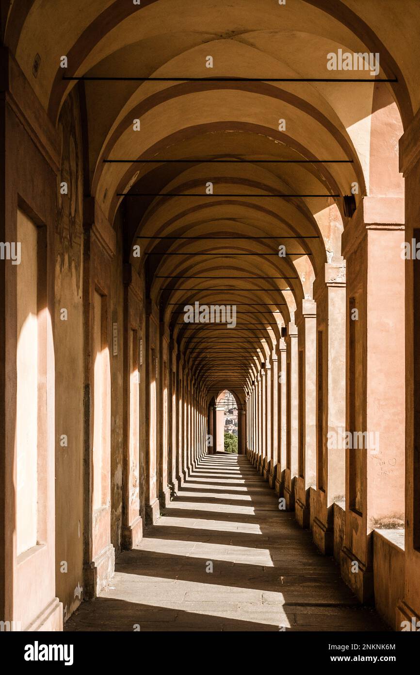Bologne, Italie. Célèbre portique de San Luca (porche) : le portique le plus long du monde. Banque D'Images