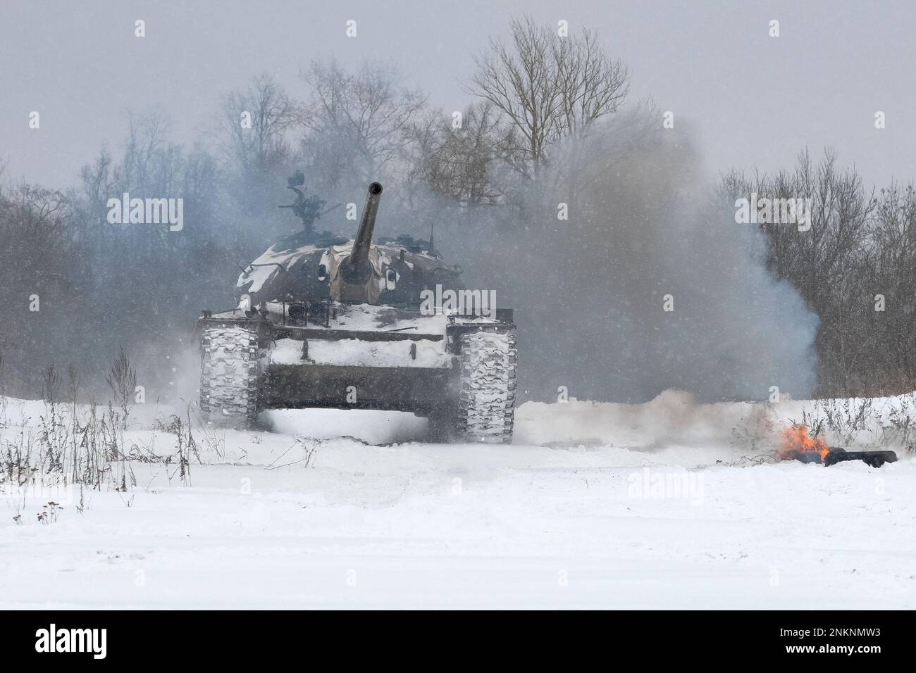 KRASNOYE SELO, RUSSIE - 19 FÉVRIER 2023 : un char soviétique T-54 au bord d'une forêt en forte chute de neige. Parc historique militaire « Steel Landing » Banque D'Images