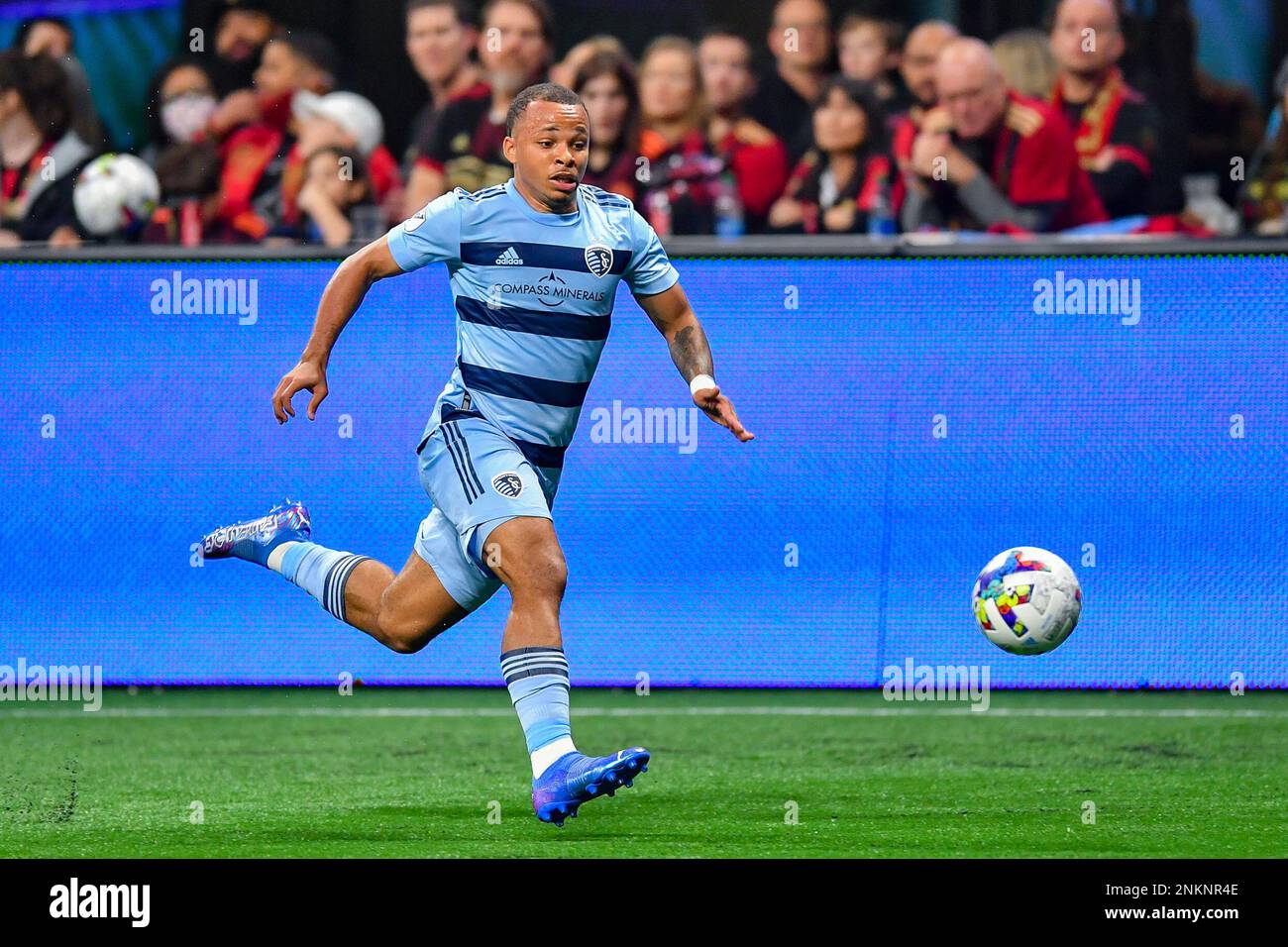 ATLANTA, GA – FEBRUARY 27: Kansas City defender Logan Ndenbe (18) moves the ball up the field during the MLS match between Sporting Kansas City and Atlanta United FC on February 27th, 2022 at Mercedes-Benz Stadium in Atlanta, GA. (Photo by Rich von Biberstein/Icon Sportswire) (Icon Sportswire via AP Images) Banque D'Images