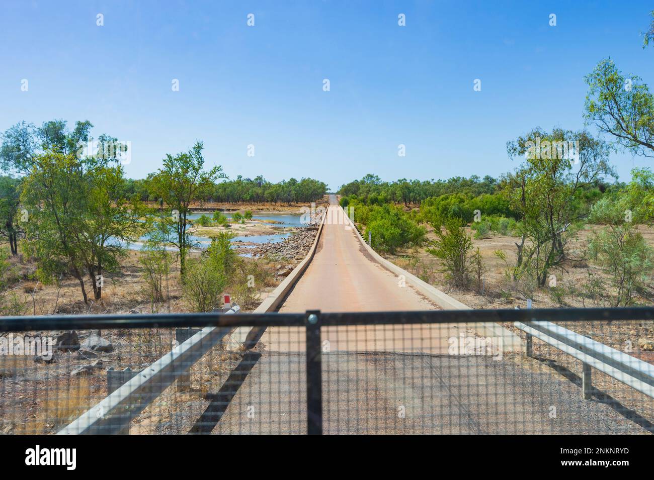Pont-jetée étroit au-dessus de la rivière Bynoe près de Normanton, Gulf Savannah, Queensland, Queensland, Australie Banque D'Images