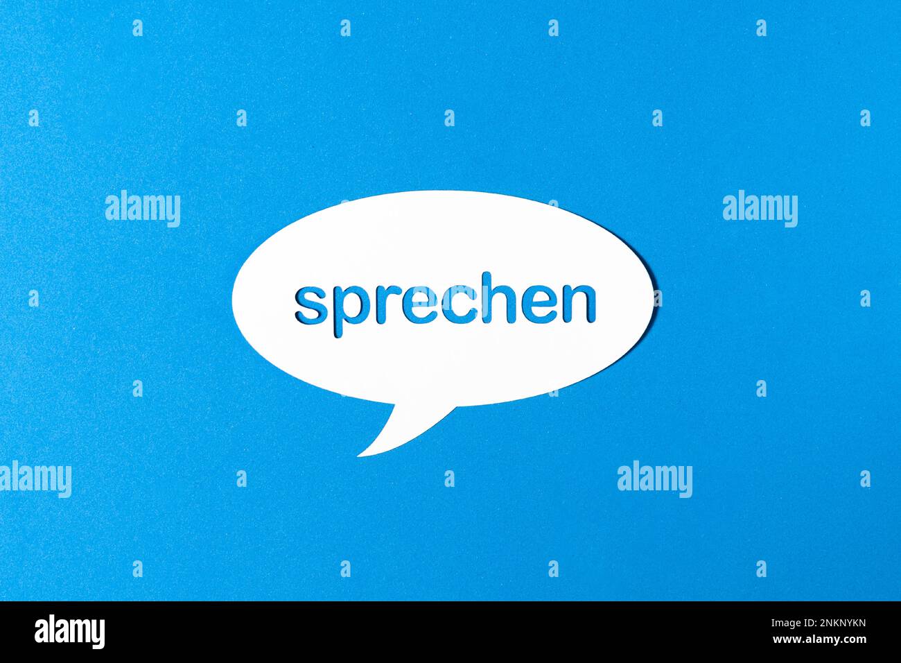 Le mot allemand parle dans une bulle de discours poinçonné de papier sur fond bleu. Vecteur photoréaliste. Illustration de Vecteur
