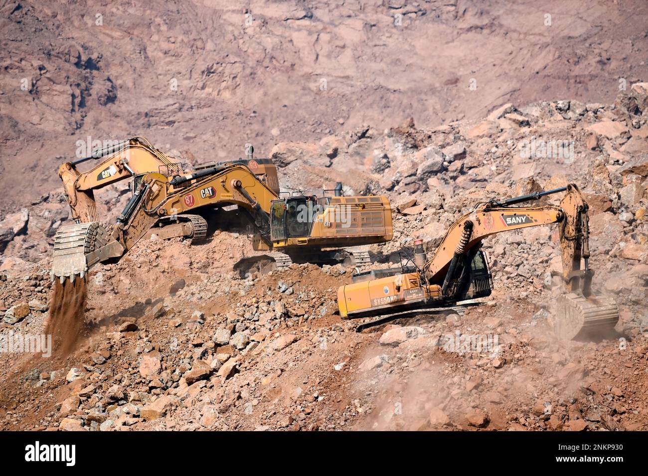 Alxa, région autonome de la Mongolie intérieure de la Chine. 24th févr. 2023. Des excavateurs travaillent sur le site d'une mine de charbon effondrée à Alxa Left Banner of Alxa League, région autonome de la Mongolie intérieure de la Chine du nord, 24 février 2023. Le nombre de morts dans l'effondrement d'une mine dans la région autonome de la Mongolie intérieure du nord de la Chine a atteint six, avec 47 autres encore disparus, selon le quartier général des secours vendredi. Les sauveteurs ont récupéré six personnes des débris, après l'effondrement de la mine à ciel ouvert à Alxa Left Banner vers 1 heures mercredi. Credit: BEI HE/Xinhua/Alay Live News Banque D'Images