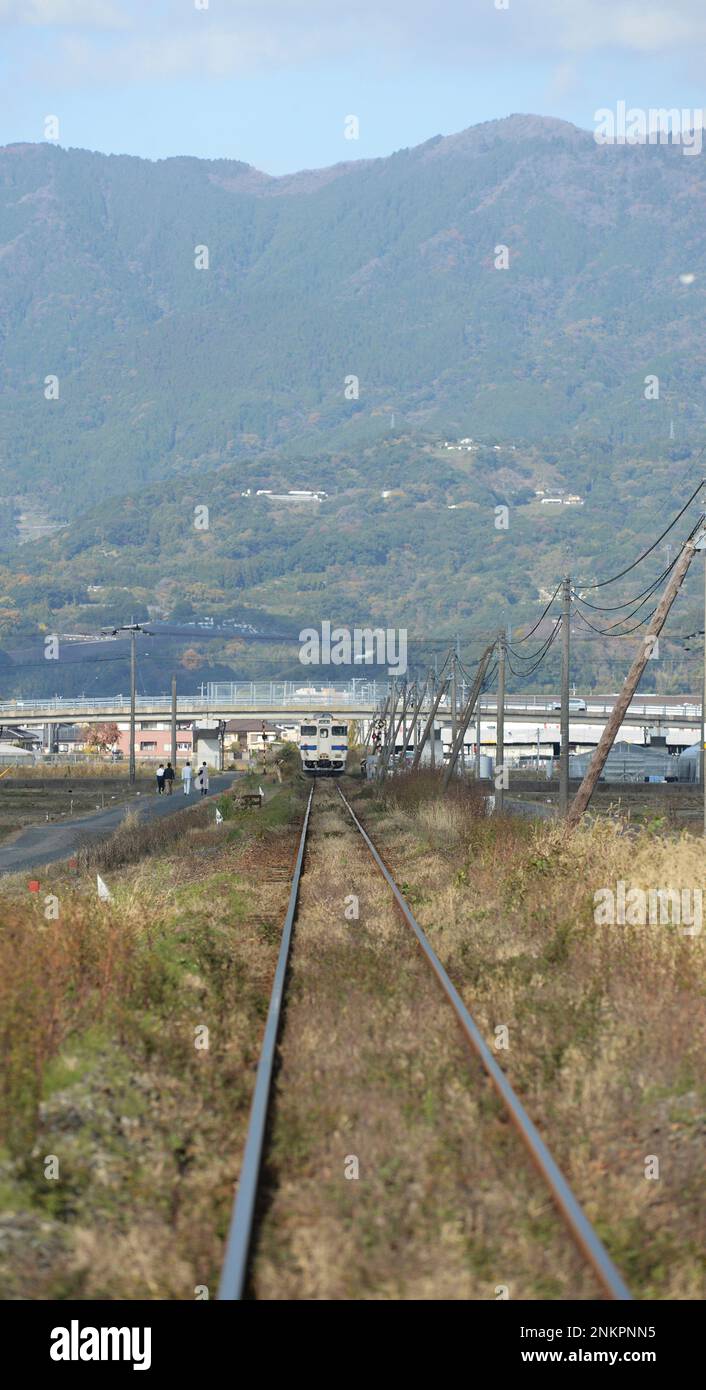 A train of JR Karatsu Line runs in Karatsu City, Saga Prefecture, western Japan and Kyusyu region, on November 26, 2021. The Karatsu Line is a regional railway line operated by Kyushu Railway Company (JR Kyushu). It connects Kubota in Saga City to Nishi-Karatsu in Karatsu City, both in Saga Prefecture, Japan. ( The Yomiuri Shimbun via AP Images ) Banque D'Images
