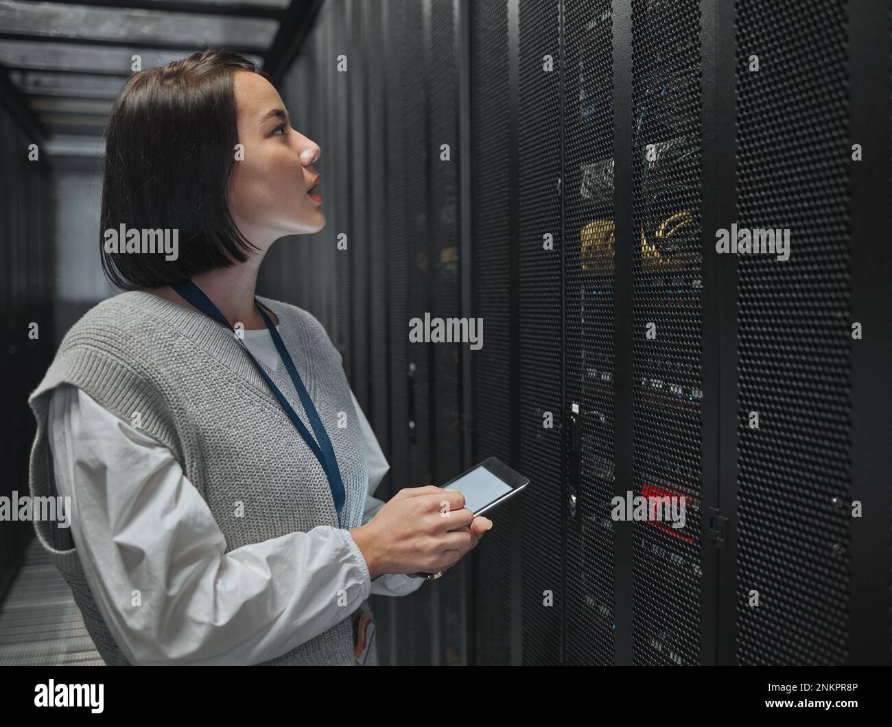 Tablette, salle de serveurs et Big Data avec une femme asiatique au travail sur un ordinateur central. Logiciels, bases de données et technologies de l'information avec un Banque D'Images