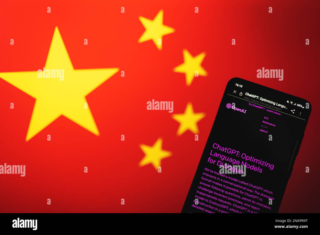 ChatGPT Ouvrir ai chat bot page sur l'écran du téléphone avec le drapeau de Chine arrière-plan. La Chine interdit le concept d'accès au tchat GPT. Swansea, Royaume-Uni - 21 février 2023. Banque D'Images