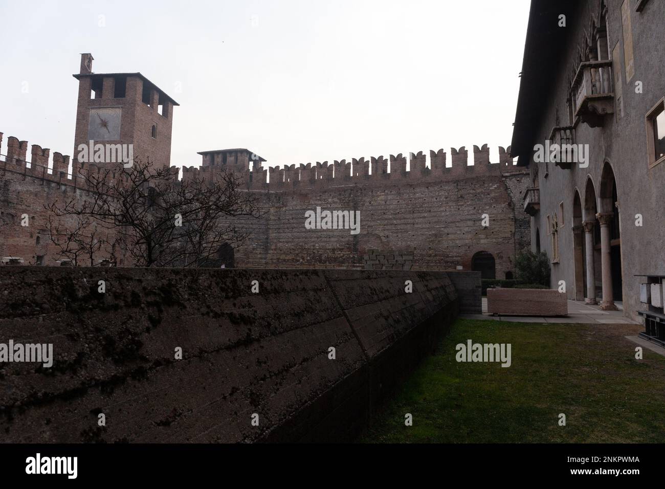 Vue panoramique sur les murs et la tour du château de Castelvecchio. Structure fortifiée historique à Vérone, Italie. Banque D'Images
