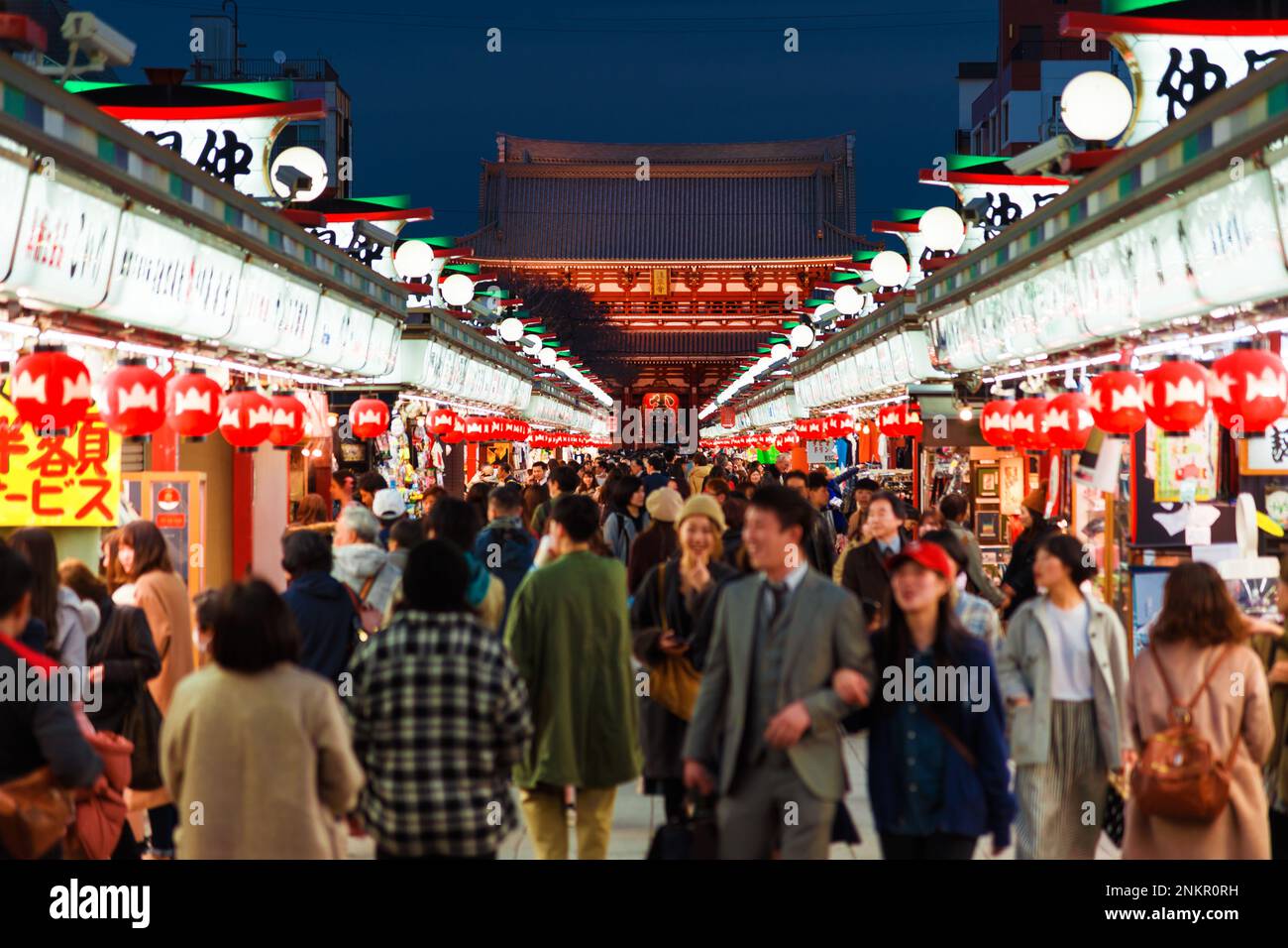Les touristes affluent vers le temple Senso-ji et la rue commerçante de Nakamise dans le quartier d'Asakusa la nuit Banque D'Images