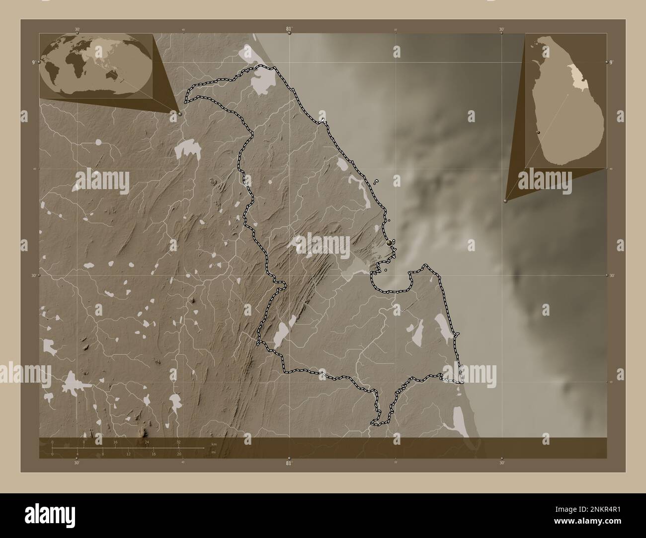 Trincomalee, district de Sri Lanka. Carte d'altitude colorée en tons sépia avec lacs et rivières. Cartes d'emplacement auxiliaire d'angle Banque D'Images