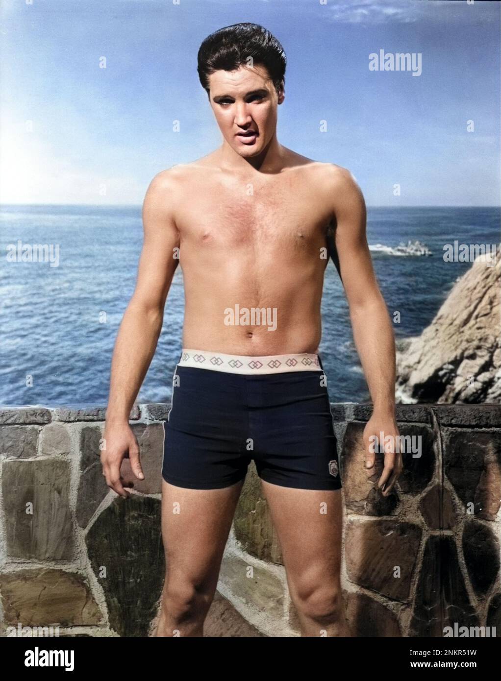 Elvis Presley dans des caleçons de natation (28 ans) pendant le Making of Fun à Acapulco, 1963 Banque D'Images