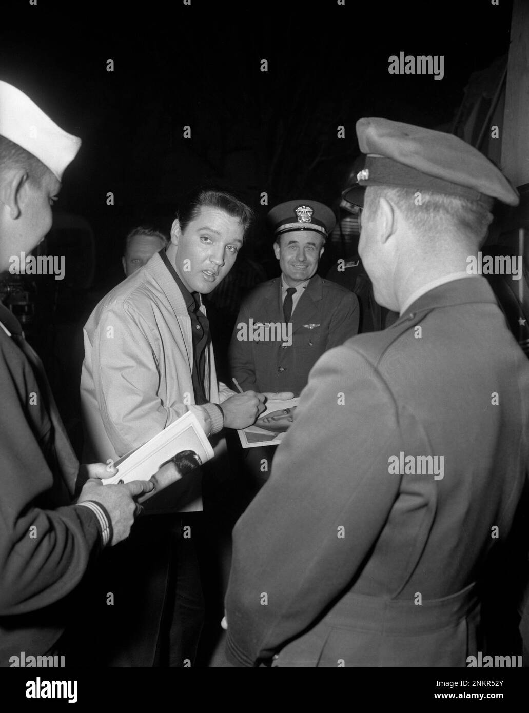 Elvis photographié pendant le G.I. Set Blues, autographes d'écriture, avril 1960 Banque D'Images