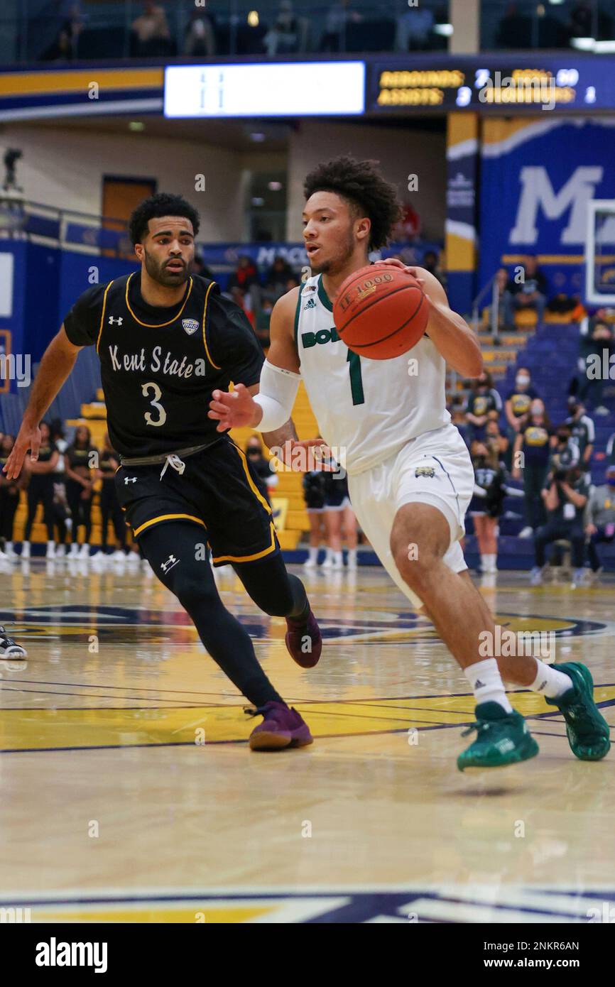 KENT, OH - FEBRUARY 18: Ohio Bobcats guard Mark Sears (1) is defended by Kent State Golden Flashes guard Sincere Carry (3) during the first half of the college basketball game between the Ohio Bobcats and Kent State Golden Flashes on February 18, 2022, at the Memorial Athletic and Convocation Center in Kent, OH. (Photo by Frank Jansky/Icon Sportswire) (Icon Sportswire via AP Images) Banque D'Images