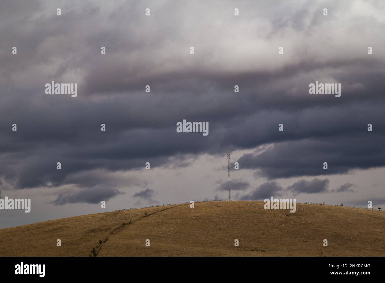 Station de transmission sur colline et nuages pluvieux paysage photo Banque D'Images