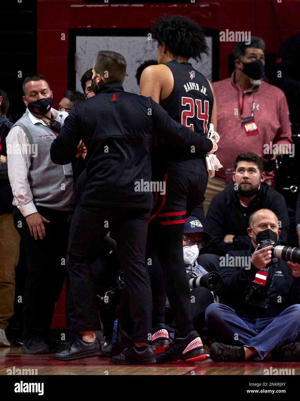 February 17, 2022, Piscataway, New Jersey, USA: Rutgers Scarlet Knights forward Ron Harper Jr. (24) is taken off the court after injuring his hand in the second half during Big Ten basketball between the Illinois Fighting Illini and Rutgers Scarlet Knights at Jersey Mikes Arena in Piscataway, New Jersey on Wednesday February 16 2022. Rutgers upsets #12 Illinois 70-59. Duncan Williams/CSM(Credit Image: (Cal Sport Media via AP Images) Banque D'Images