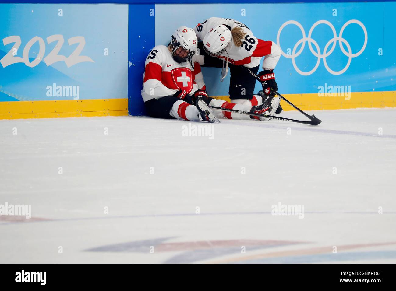February 16, 2022, Beijing, Hebei, China: Finland celebrates beating Switzerland in the women's ice hockey bronze medal game during the Beijing 2022 Olympic Winter Games at Wukesong Sports Centre. (Credit Image: © David G. McIntyre/ZUMA Press Wire) (Cal Sport Media via AP Images) Banque D'Images
