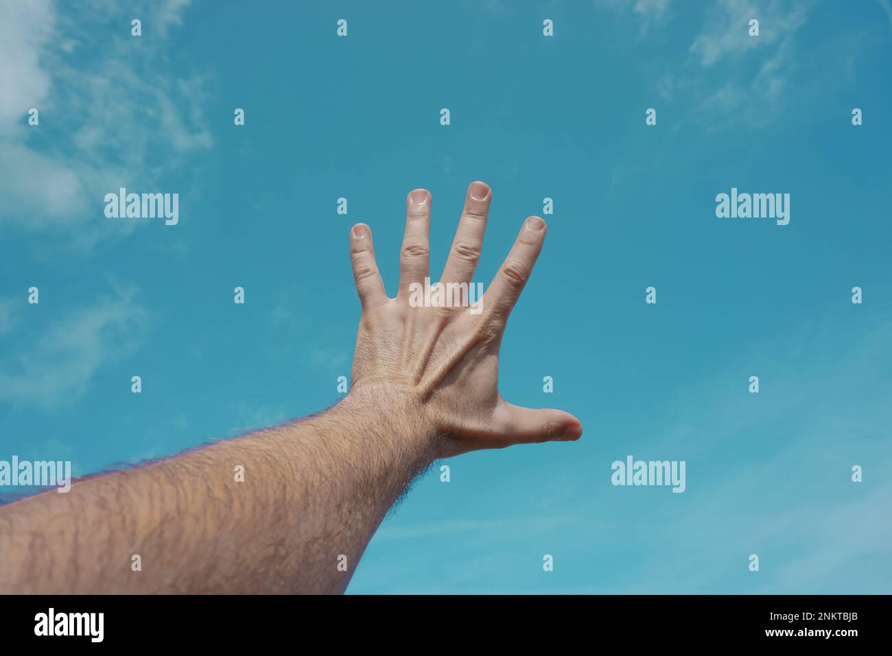 faites des gestes dans le ciel bleu, des sentiments et des émotions Banque D'Images