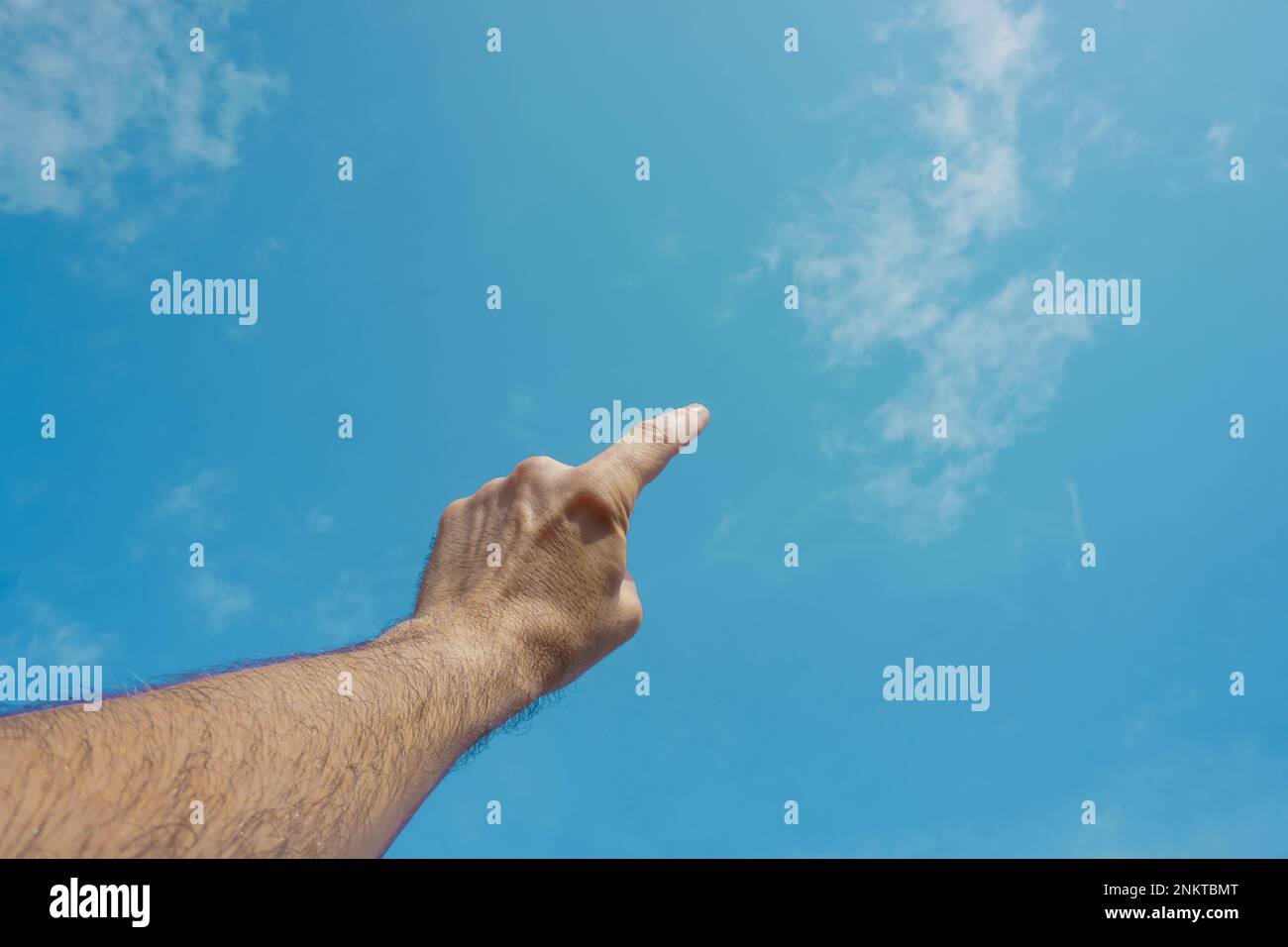 faites des gestes dans le ciel bleu, des sentiments et des émotions Banque D'Images