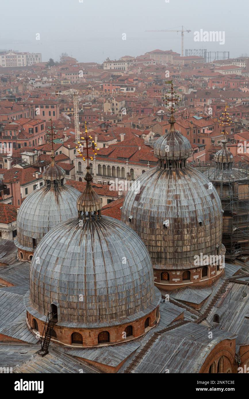 Vue panoramique de Venise depuis le clocher de St. Marque dans un jour brumeux Banque D'Images