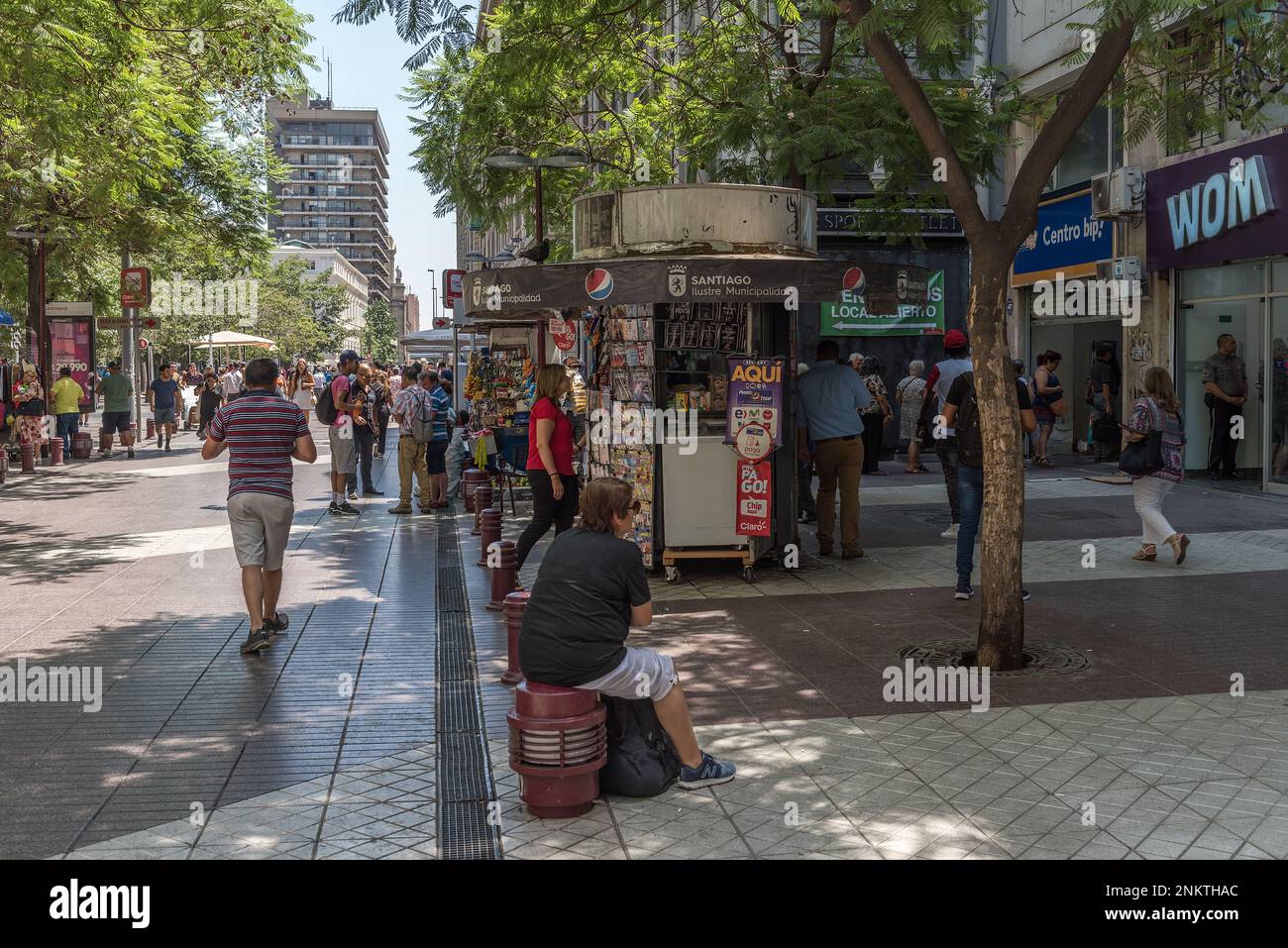 Personnes non identifiées dans un kiosque à journaux dans le centre de Santiago, au Chili Banque D'Images