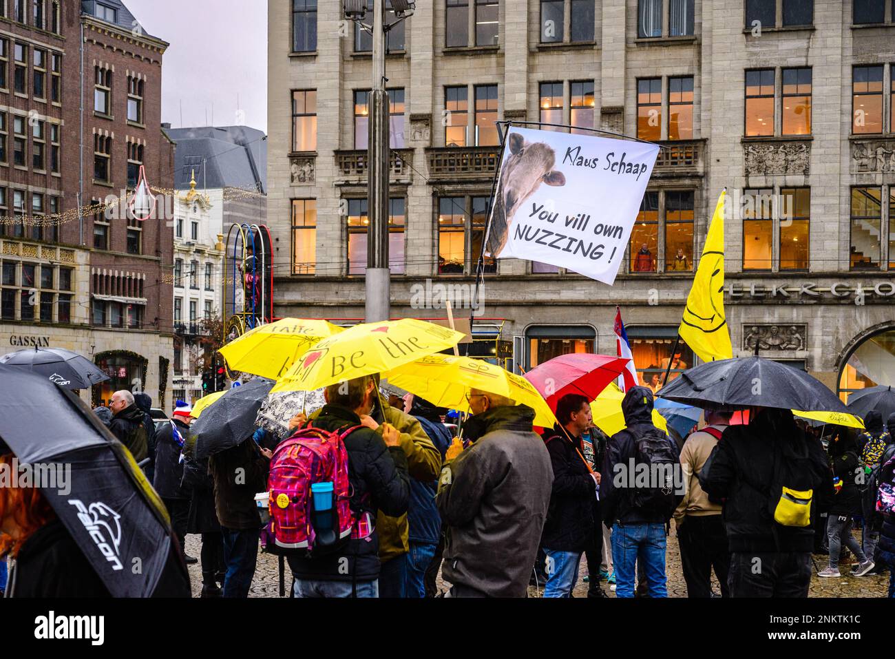 06 novembre 2022, Amsterdam, pays-Bas, malgré les manifestants officiels d'annulation, se sont rassemblés sur la place du Dam. Le théoricien de la conspiration David Icke était den Banque D'Images