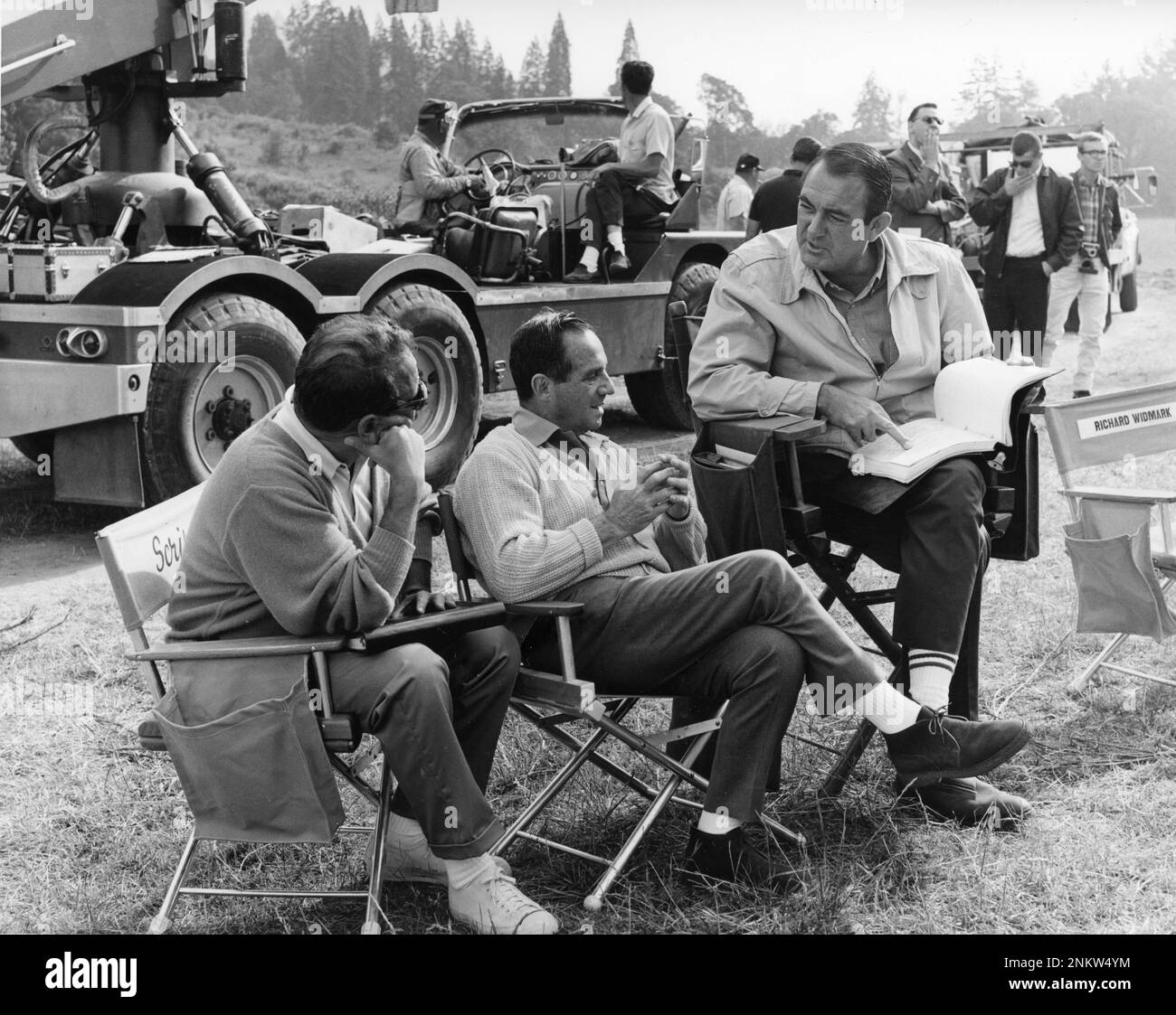 Scénariste / Producteur associé MITCH LINDEMANN Producteur HAROLD HECHT et réalisateur ANDREW V. McLAGLEN sur le terrain Candid pendant le tournage du réalisateur DE THE WAY WEST 1967 Andrew V. McLAGLEN roman A.B. Guthrie Jr. Scénario Ben Maddow et Mitch Lindemann Harold Hecht Company / United Artists Banque D'Images
