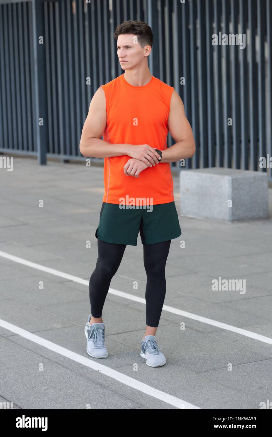 homme de sport vérifier l'heure de marche dans la rue. photo de l'homme de  sport vérifier l'heure dans les vêtements de sport Photo Stock - Alamy