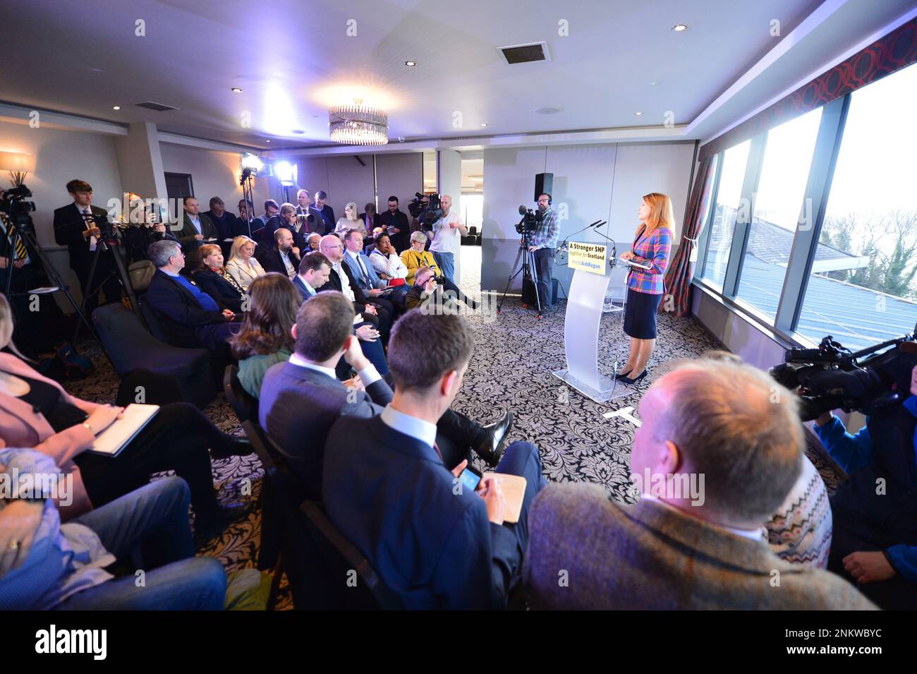 North Queensferry, Écosse, Royaume-Uni. 24th févr. 2023. PHOTO : le MSP de Ash Regan lance sa campagne électorale de leadership pour le poste de Premier ministre d'Écosse et de leader du Parti national écossais (SNP). C'est après que la première ministre Nicola Sturgeon a annoncé plus tôt la semaine dernière qu'elle est en retrait. Le MSP de Ash Regan (anciennement Ash Denham, qui était ministre de la sécurité communautaire) se joint à la course électorale contre le MSP de Kate Forbes et le MSP de Humza Yousaf. Crédit: Colin D Fisher/CDFIMAGES.COM crédit: Colin Fisher/Alay Live News Banque D'Images