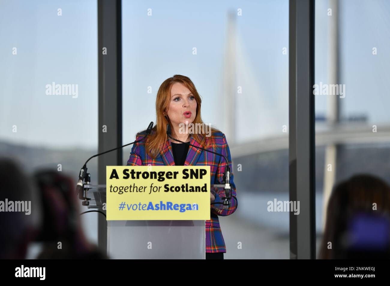 North Queensferry, Écosse, Royaume-Uni. 24th févr. 2023. PHOTO : le MSP de Ash Regan lance sa campagne électorale de leadership pour le poste de Premier ministre d'Écosse et de leader du Parti national écossais (SNP). C'est après que la première ministre Nicola Sturgeon a annoncé plus tôt la semaine dernière qu'elle est en retrait. Le MSP de Ash Regan (anciennement Ash Denham, qui était ministre de la sécurité communautaire) se joint à la course électorale contre le MSP de Kate Forbes et le MSP de Humza Yousaf. Crédit: Colin D Fisher/CDFIMAGES.COM crédit: Colin Fisher/Alay Live News Banque D'Images