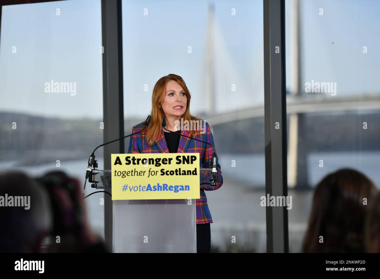 North Queensferry, Écosse, Royaume-Uni. 24th févr. 2023. PHOTO : le MSP de Ash Regan lance sa campagne électorale de leadership pour le poste de Premier ministre d'Écosse et de leader du Parti national écossais (SNP). C'est après que la première ministre Nicola Sturgeon a annoncé plus tôt la semaine dernière qu'elle est en retrait. Le MSP de Ash Regan (anciennement Ash Denham, qui était ministre de la sécurité communautaire) se joint à la course électorale contre le MSP de Kate Forbes et le MSP de Humza Yousaf. Crédit: Colin D Fisher/CDFIMAGES.COM crédit: Colin Fisher/Alay Live News Banque D'Images