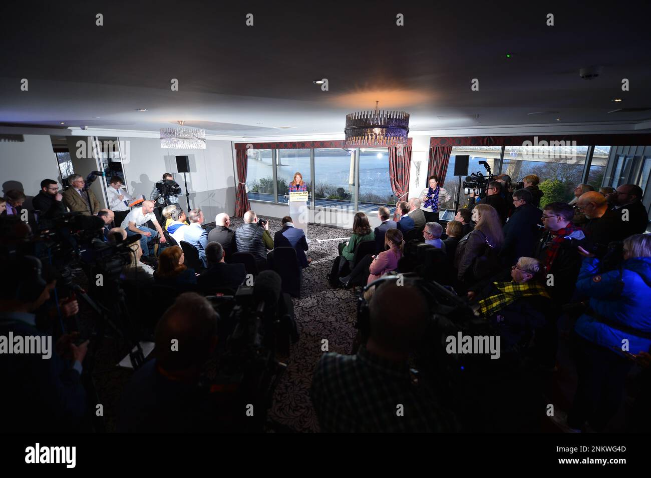 North Queensferry, Écosse, Royaume-Uni. 24th févr. 2023. PHOTO : le MSP de Ash Regan lance sa campagne électorale de leadership pour le poste de Premier ministre d'Écosse et de leader du Parti national écossais (SNP). C'est après que la première ministre Nicola Sturgeon a annoncé plus tôt la semaine dernière qu'elle est en retrait. Le MSP de Ash Regan (anciennement Ash Denham, qui était ministre de la sécurité communautaire) se joint à la course électorale contre le MSP de Kate Forbes et le MSP de Humza Yousaf. Crédit: Colin D Fisher/CDFIMAGES.COM crédit: Colin Fisher/Alay Live News Banque D'Images