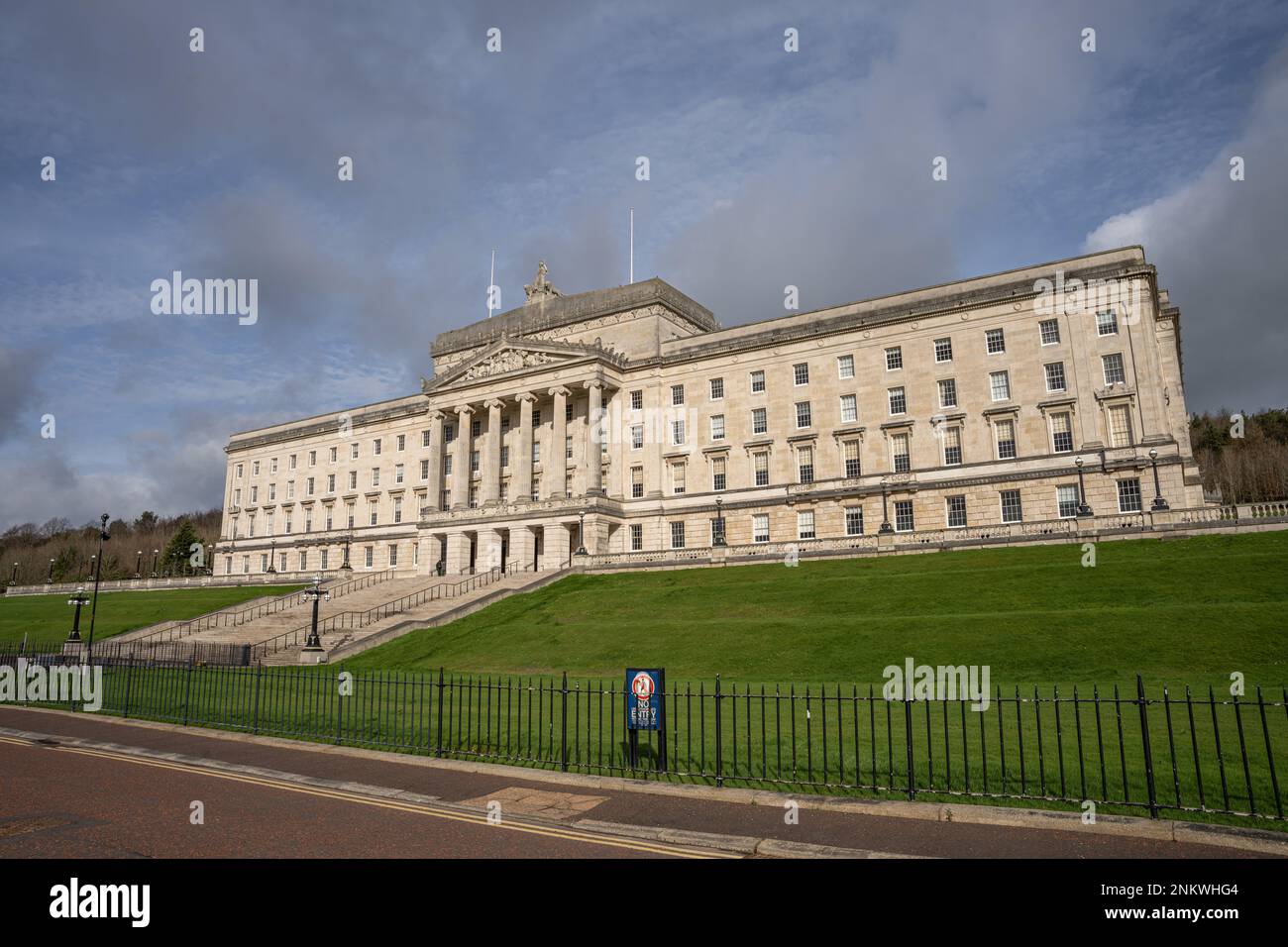 Belfast, Co Antrim, Irlande du Nord, 17 février 2023. Face de Stormont, Parlement irlandais du Nord, vue de la droite du bâtiment Banque D'Images