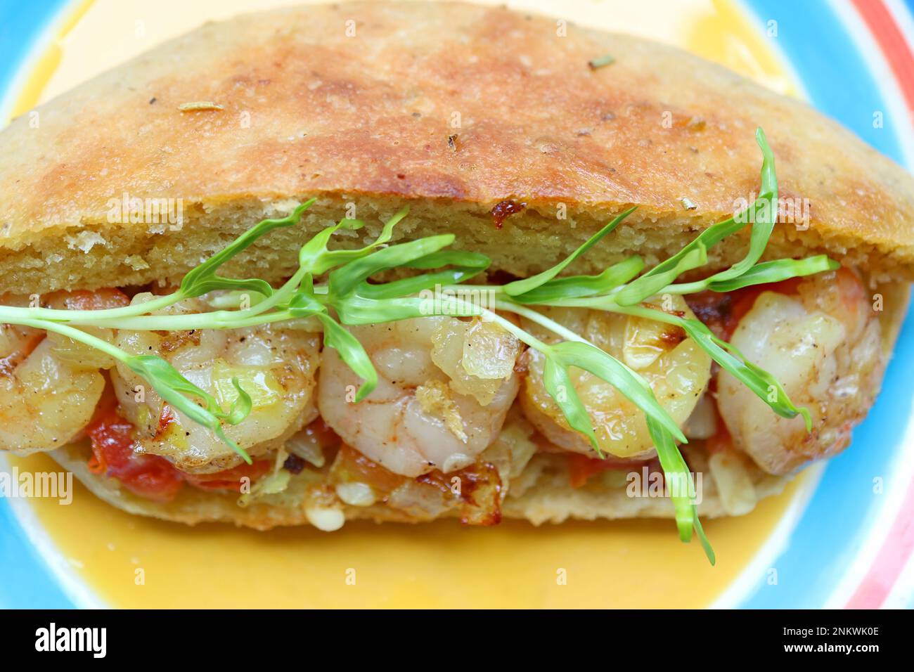 Gros plan de pain po Boy croquant avec eau fraîche de récolte épinards Microgreens Banque D'Images