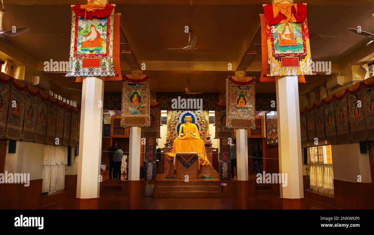 INDE, HIMACHAL PRADESH, DHARAMSHALA, décembre 2022, dévot à l'intérieur du temple Dalaï Lama, McLeod Ganj Banque D'Images