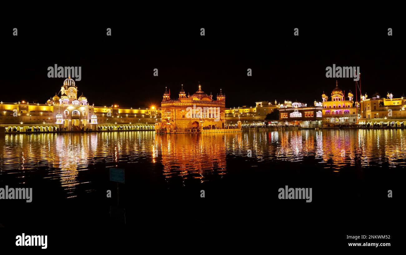 INDE, PUNJAB, AMRITSAR, décembre 2022, dévot au Temple d'Or ou Temple de Sri Harmandir Sahib la nuit, site spirituel prééminent du Sikhisme Banque D'Images