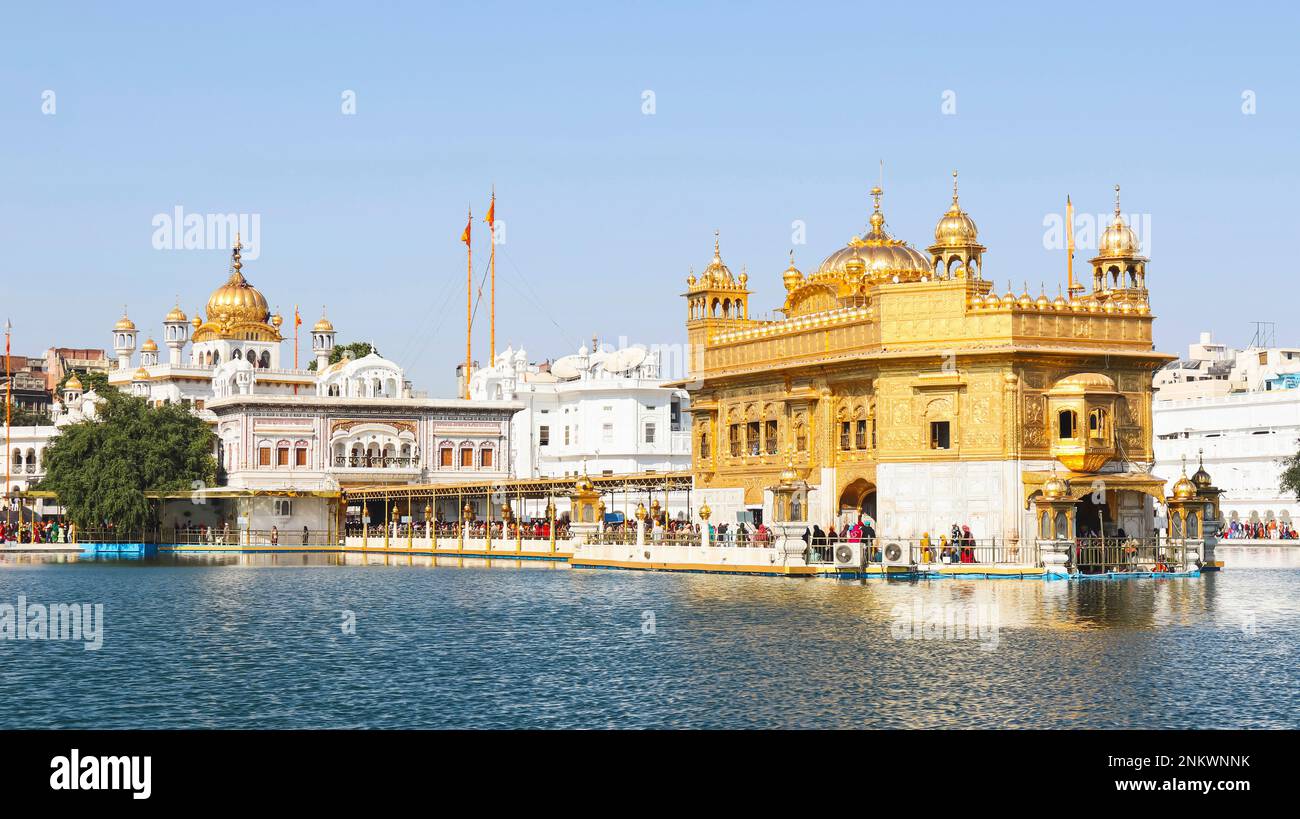 INDE, PUNJAB, AMRITSAR, décembre 2022, dévot à l'entrée du Temple d'Or ou du Temple de Sri Harmandir Sahib construit en 1604, esprit prééminent Banque D'Images