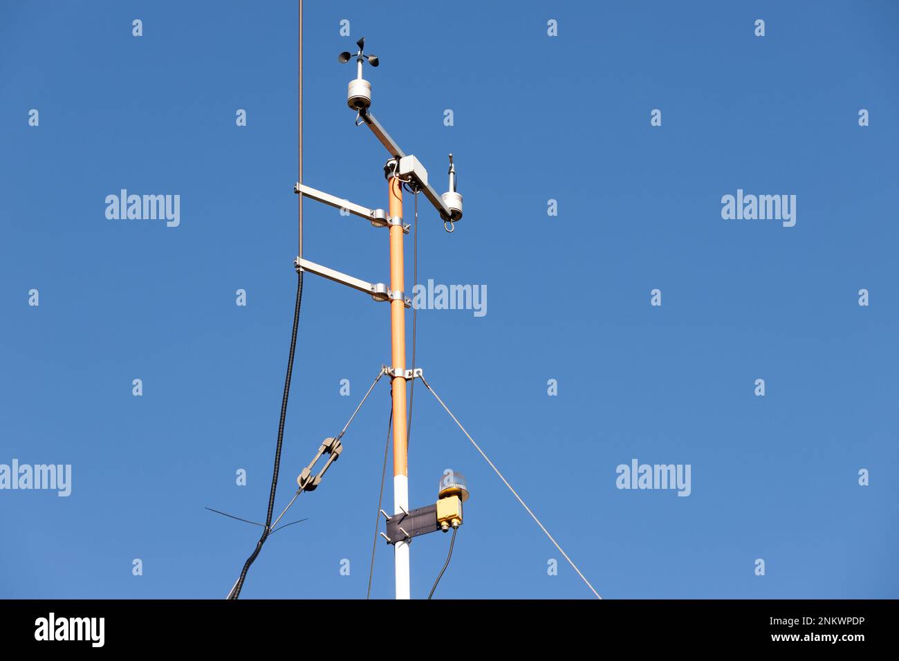 Près de la station météorologique mesure de la vitesse du vent indicateur du capteur de direction sur fond ciel bleu clair. Service de prévisions météorologiques Banque D'Images