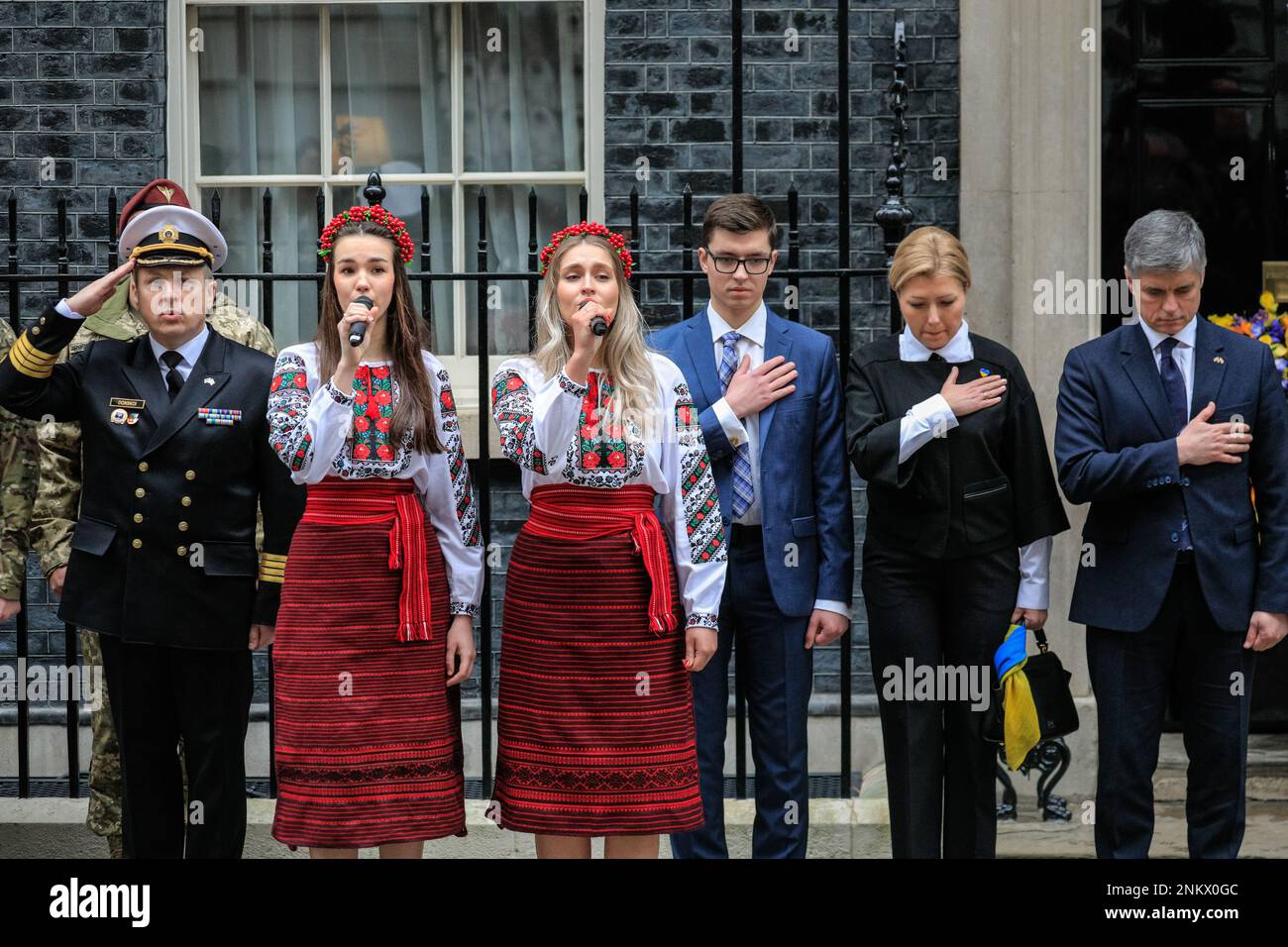 Londres, Royaume-Uni. 24th févr. 2023. Rishi Sunak, Premier ministre du Royaume-Uni, avec sa femme Akashta, observe une minute de silence pour marquer le premier anniversaire de l'invasion russe de l'Ukraine. Le PM est rejoint à l'extérieur du 10 Downing Street par l'Ambassadeur d'Ukraine au Royaume-Uni, Vadym Prystaiko, avec sa femme Inna, des membres des Forces armées ukrainiennes et des représentants de chaque nation Interflex, ainsi que des chanteurs ukrainiens. Credit: Imagetraceur/Alamy Live News Banque D'Images