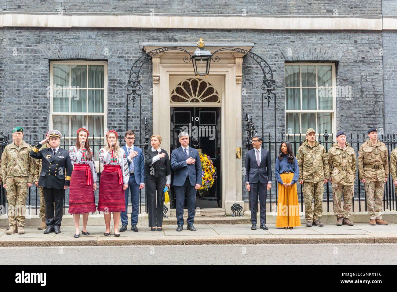 Downing Street, Londres, Royaume-Uni. 24th février 2023. Le Premier ministre britannique, Rishi Sunak et son épouse accueillent l'ambassadeur ukrainien au Royaume-Uni, Vadym Prystaiko, son épouse et son fils, des membres des forces armées ukrainiennes et des représentants de chaque nation Interflex à Downing Street, Observer une minute de silence pour marquer le premier anniversaire de l’invasion russe à grande échelle de l’Ukraine. Photo par Amanda Rose/Alamy Live News Banque D'Images