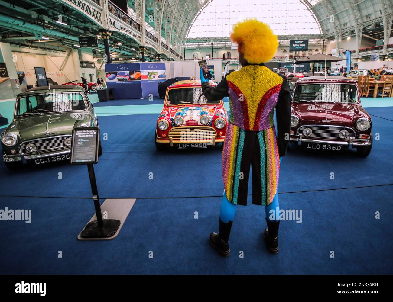 Londres Royaume-Uni 24 février 2023 célébration du 60th anniversaire de la Mini Cooper S dans un style haut de gamme lorsque les trois Minis survivants appartenant à l'origine aux Beatles sont réunis pour la toute première fois en 55 ans. Célébration du 60th anniversaire de la Mini Cooper S dans un style haut de gamme quand tout Trois Minis survivants appartenant à l'origine aux Beatles sont réunis pour la toute première fois en 55 ans. Classic car Show 24-26 février 2023 Paul Quezada-Neiman/Alay Live News Banque D'Images