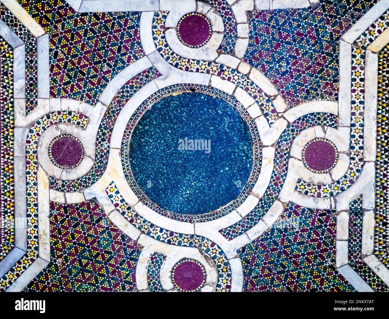 Sol avec incrustations polychromes en marbre et porphyre dans l'église de San Cataldo - Palerme, Sicile, Italie Banque D'Images