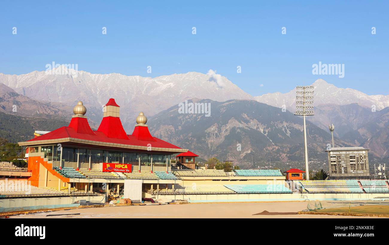 Vue sur le stade de cricket de Dharamshala, Dharamshala, Himachal Pradesh, Inde Banque D'Images