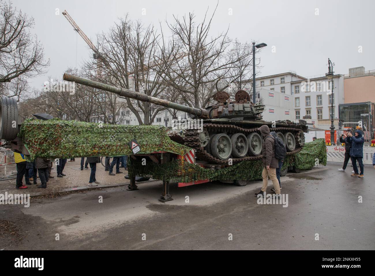 Berlin, Allemagne. 24th févr. 2023. Un char russe T-72 détruit de la bataille de Kiev a été placé à l'extérieur de l'ambassade de Russie à Berlin comme un mémorial contre la guerre, marquant ainsi l'anniversaire de l'invasion russe de l'Ukraine. Le char apporté à Berlin depuis un musée militaire de Kiev restera exposé pendant quelques jours. Les organisateurs de l'initiative ont déclaré que le char sert de rappel aux atrocités commises par l'armée russe et ''pour remettre leur malbouffe devant leur porte.'' Toutefois, l'installation a fait l'objet d'un long différend et a exigé une ordonnance du tribunal. (CRED Banque D'Images