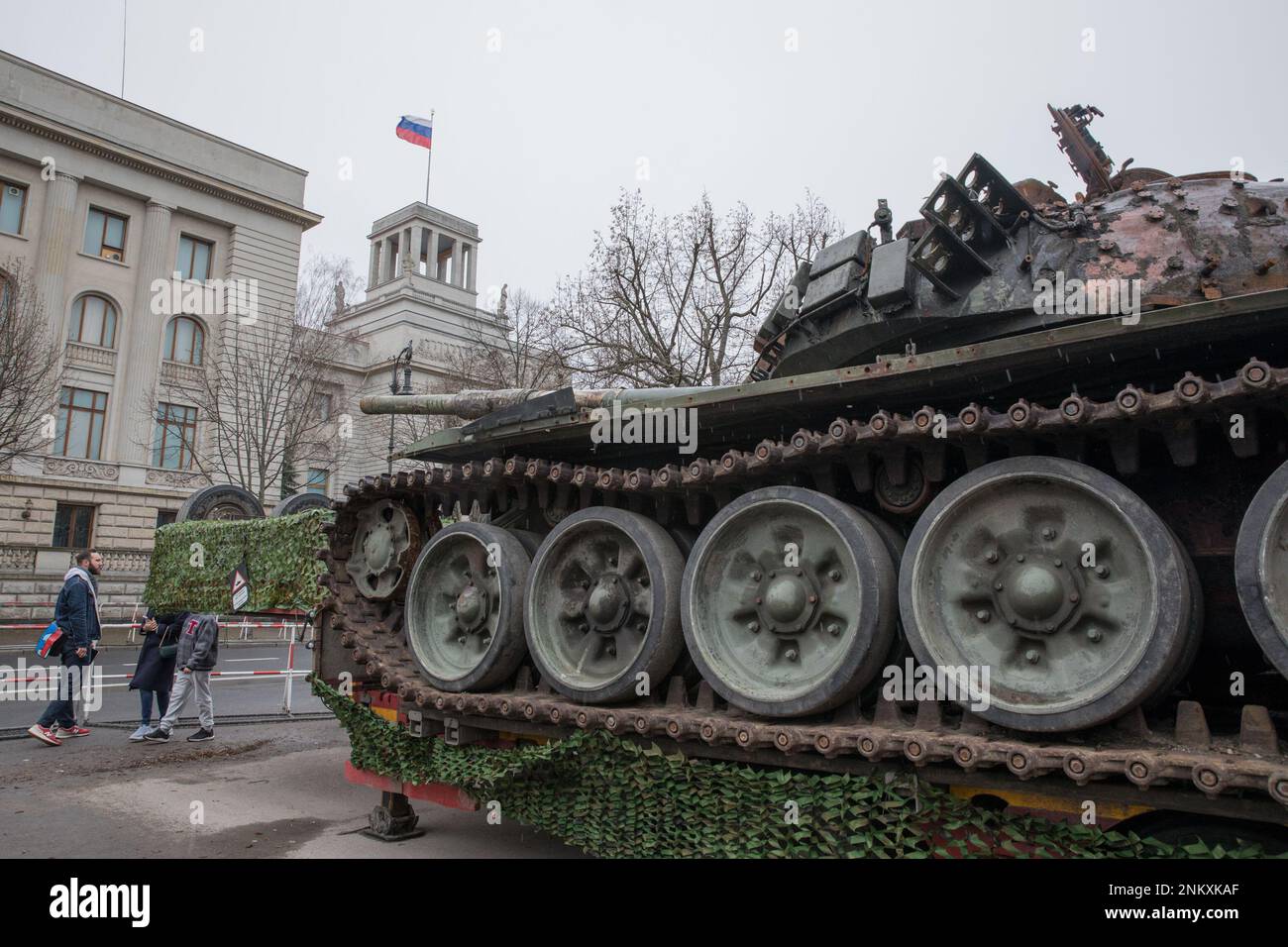 Berlin, Allemagne. 24th févr. 2023. Un char russe T-72 détruit de la bataille de Kiev a été placé à l'extérieur de l'ambassade de Russie à Berlin comme un mémorial contre la guerre, marquant ainsi l'anniversaire de l'invasion russe de l'Ukraine. Le char apporté à Berlin depuis un musée militaire de Kiev restera exposé pendant quelques jours. Les organisateurs de l'initiative ont déclaré que le char sert de rappel aux atrocités commises par l'armée russe et ''pour remettre leur malbouffe devant leur porte.'' Toutefois, l'installation a fait l'objet d'un long différend et a exigé une ordonnance du tribunal. (CRED Banque D'Images