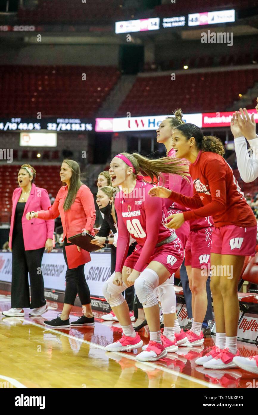 MADISON, WI - FEBRUARY 03: The Wisconsin bench celebrates a Wisconsin basket during a women's college basketball game between the University of Wisconsin Badgers and the University of Iowa Hawkeyes on February 3, 2022 at the Kohl Center in Madison, WI. (Photo by Lawrence Iles/Icon Sportswire) (Icon Sportswire via AP Images) Banque D'Images