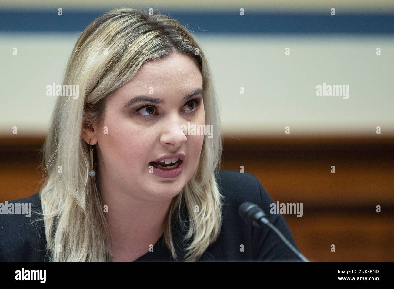 Rachel Engleson, former director of marketing and client relations, director of client services, manager of premium client services and customer service representative for the NFL's Washington Football Team, testifies before the House Oversight Committee during a roundtable "Examining the Washington Football Team's Toxic Workplace Culture" on Capitol Hill in Washington, Wednesday, Feb. 3, 2022. (Jim Watson/Pool via AP) Banque D'Images