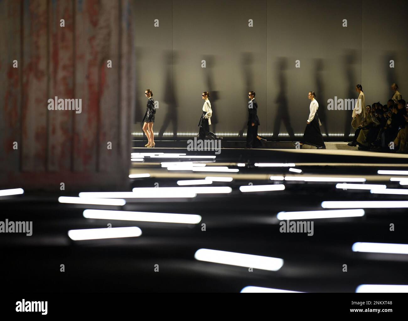 Milan, Italie. 24th févr. 2023. Des modèles présentent des créations de la collection féminine automne/hiver 2023/2024 de Tod lors de la semaine de la mode de Milan, en Italie, le 24 février 2023. Credit: Jin Mamengni/Xinhua/Alamy Live News Banque D'Images