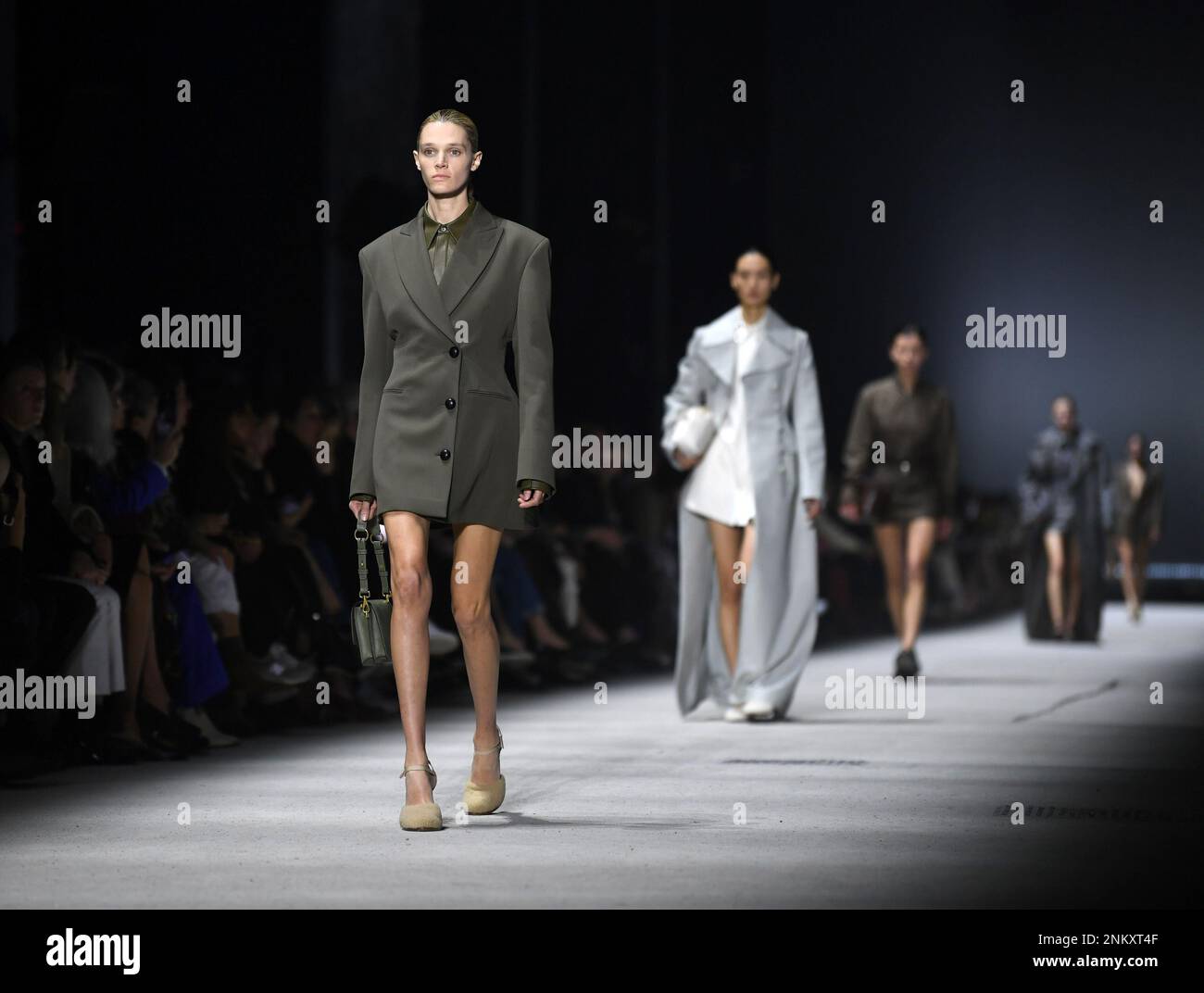 Milan, Italie. 24th févr. 2023. Des modèles présentent des créations de la collection féminine automne/hiver 2023/2024 de Tod lors de la semaine de la mode de Milan, en Italie, le 24 février 2023. Credit: Jin Mamengni/Xinhua/Alamy Live News Banque D'Images