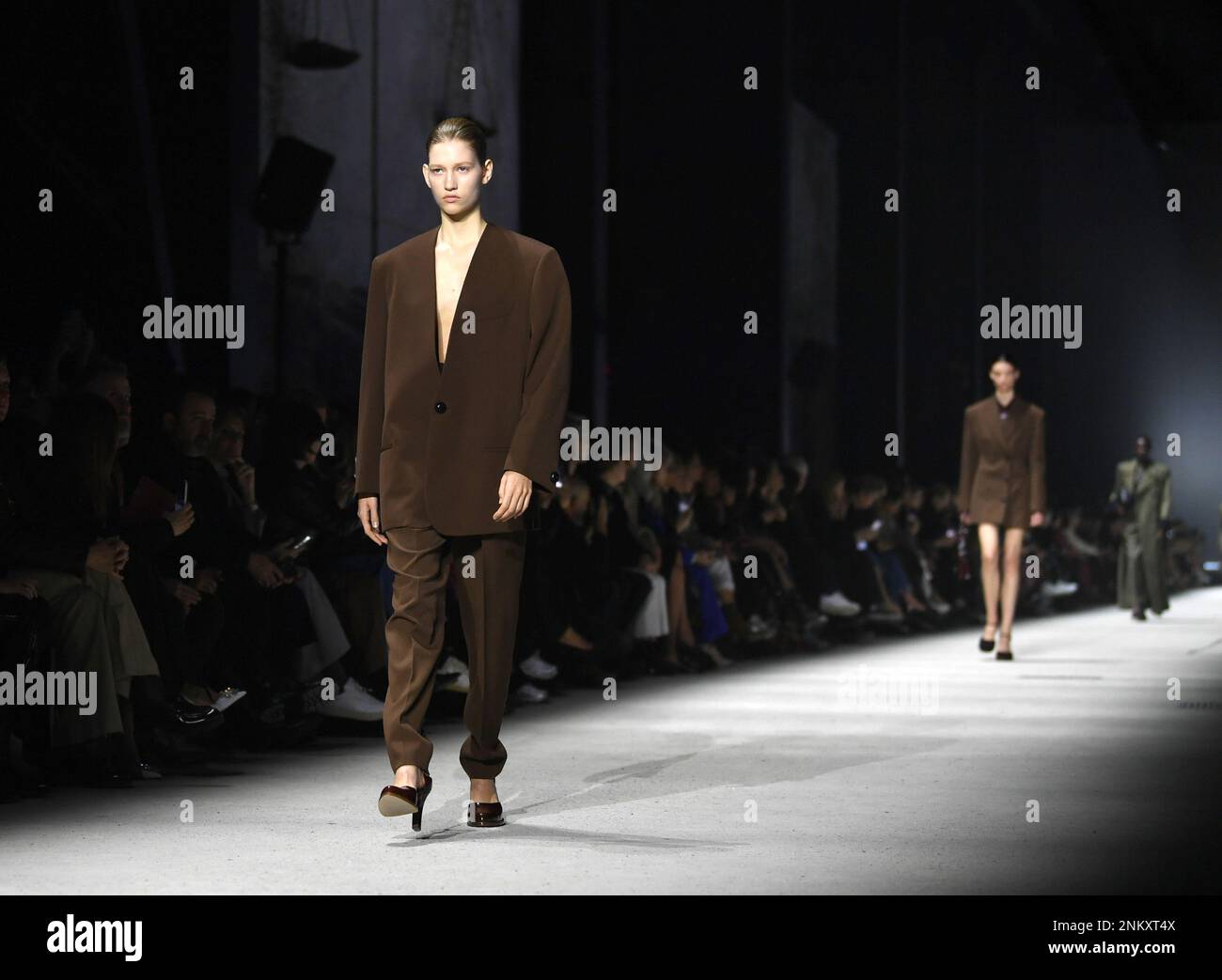 Milan, Italie. 24th févr. 2023. Des modèles présentent des créations de la collection féminine automne/hiver 2023/2024 de Tod lors de la semaine de la mode de Milan, en Italie, le 24 février 2023. Credit: Jin Mamengni/Xinhua/Alamy Live News Banque D'Images